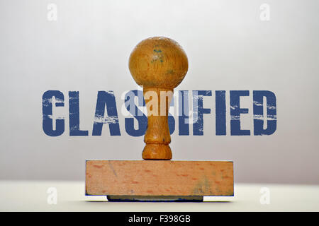 Timbres en caoutchouc et word classées sur fond lumineux Banque D'Images