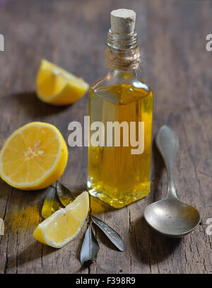 Désintoxication du foie avec de l'huile d'olive et citron fruits sur la table en bois Banque D'Images