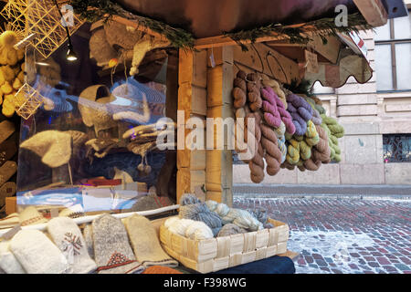 Bonneterie exposés à la vente au marché de Noël dans la vieille ville de Riga, Lettonie Banque D'Images