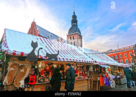 RIGA, Lettonie - 28 décembre 2014 : Les gens d'acheter des souvenirs traditionnels lors d'un marché de Noël dans la vieille ville de Riga, Lettonie Banque D'Images