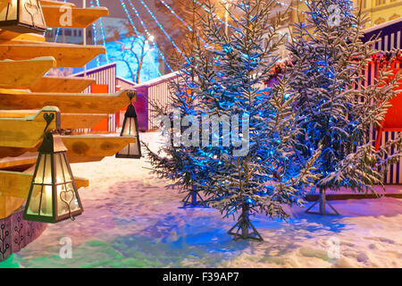 Fragment de l'objet d'art appelé arbre de Noël de l'amour faite de planches de bois rabotés epicéa et décorées avec des lampes en métal forgé au marché de Noël à la place Livu à Old Riga, Lettonie Banque D'Images