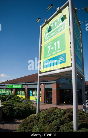 L'Asda stores dépanneur à l'acquisition d'une boutique de vente au détail d'aliments locaux détaillant petit ouvert 7 à 23 inscription convertie en branche branches netto Banque D'Images