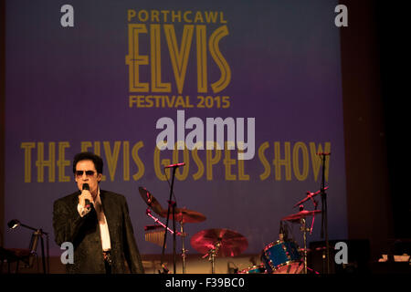Un artiste Elvis chante au Grand Pavilion pendant le Salon International de l'Elvis Festival à Porthcawl, Nouvelle-Galles du Sud Banque D'Images