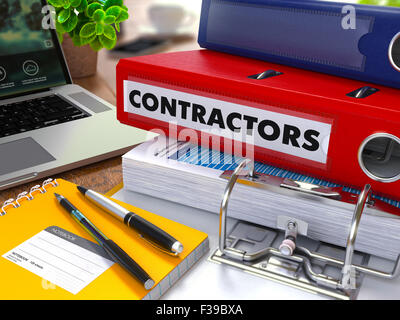 Classeur rouge avec l'inscription entrepreneurs sur la table de travail de fond avec les fournitures de bureau, ordinateur portable, des rapports. Tonique illustr Banque D'Images