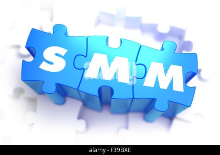 SMM - Texte sur Puzzles bleu sur fond blanc. 3D Render. Banque D'Images