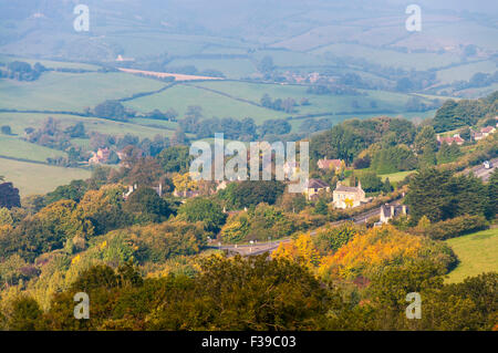 Swainswick, Somerset, Royaume-Uni. 2 octobre, 2015. Météo France : l'automne commence à montrer ses couleurs sur un matin brumeux près de la ville de Bath. Crédit : Richard Wayman/Alamy Live News Banque D'Images