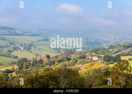 Swainswick, Somerset, Royaume-Uni. 2 octobre, 2015. Météo France : l'automne commence à montrer ses couleurs sur un matin brumeux près de la ville de Bath. Crédit : Richard Wayman/Alamy Live News Banque D'Images