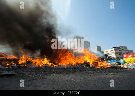 Beyrouth, Liban. 2 octobre, 2015. Les municipalités de Beyrouth cherche à faire face à la quantité de déchets d'ordures en tant que résidents resort pour les décharges sauvages et la combustion des déchets qui a été l'empilage sur plusieurs semaines dans les rues de la capitale libanaise Beyrouth Crédit : amer ghazzal/Alamy Live News Banque D'Images