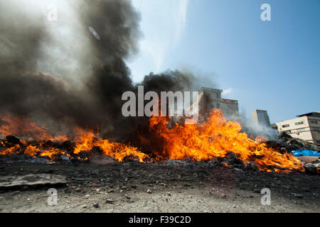 Beyrouth, Liban. 2 octobre, 2015. Les municipalités de Beyrouth cherche à faire face à la quantité de déchets d'ordures en tant que résidents resort pour les décharges sauvages et la combustion des déchets qui a été l'empilage sur plusieurs semaines dans les rues de la capitale libanaise Beyrouth Crédit : amer ghazzal/Alamy Live News Banque D'Images