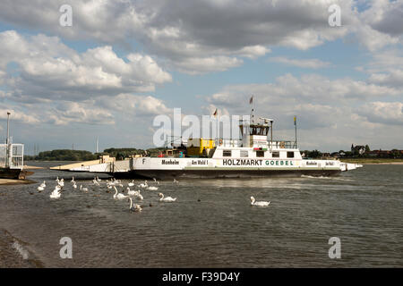 Monheim pour Cologne-Langel et passager car-ferry sur le Rhin en Allemagne, Vöhrenbach, Allemagne. Banque D'Images