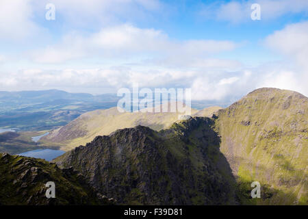 Recherche et Beenkeragh à Rocky Ridge de Carrauntoohil MacGillycuddy Reeks, dans le comté de Kerry, Irlande, Irlande du Sud Banque D'Images