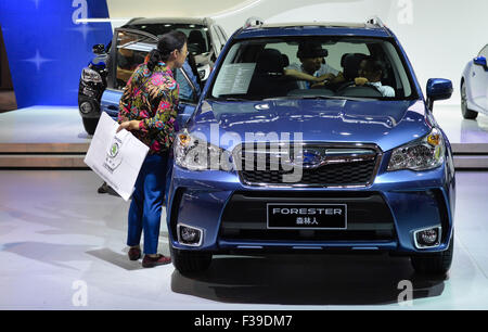 Nanjing. 2Nd Oct, 2015. Avis aux visiteurs une nouvelle voiture au cours de l'Expo 2015 Shanghai International automobile à Nanjing, capitale de la province de Jiangsu, Chine orientale, le 2 octobre 2015, le deuxième jour de la Journée nationale de vacances. Credit : Ji Chunpeng/Xinhua/Alamy Live News Banque D'Images