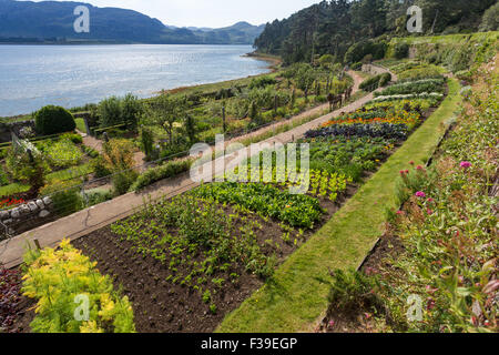 Le jardin clos et Loch Ewe Inverewe Gardens Poolewe Ross Ouest Ecosse Banque D'Images