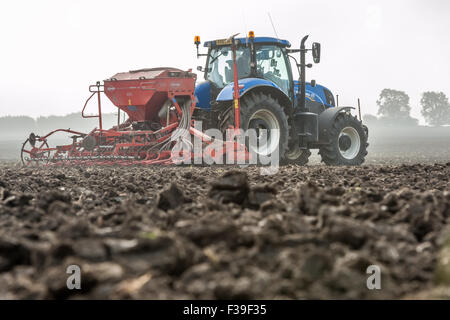 Le tracteur dans la brume Banque D'Images