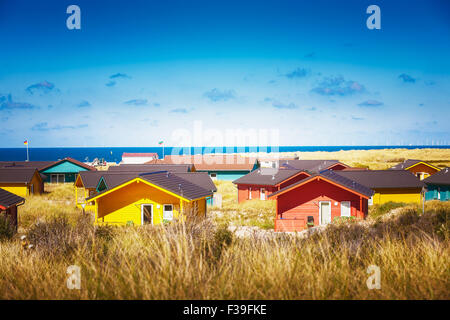 Maisons colorées à l'herbe des dunes sur la plage de Helgoland, mer du Nord, de l'Allemagne. Les destinations de voyage. Selective focus Banque D'Images