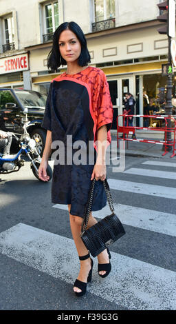 DJ Leigh Lezark posant dans la rue au cours de la Fashion Week de Paris - 30 Sept 2015 - Photo : Manhattan piste/Céline Gaille ***pour un usage éditorial uniquement*** Mindesthonorar 50,- EUR/frais minimum 50,- EUR/photo alliance Banque D'Images