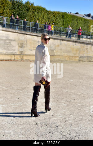 Blogger posant dehors de la Maison Margiela défilé lors de la Fashion Week de Paris - 30 Sept 2015 - Photo : Manhattan piste/Céline Gaille ***pour un usage éditorial uniquement*** Mindesthonorar 50,- EUR/frais minimum 50,- EUR/photo alliance Banque D'Images