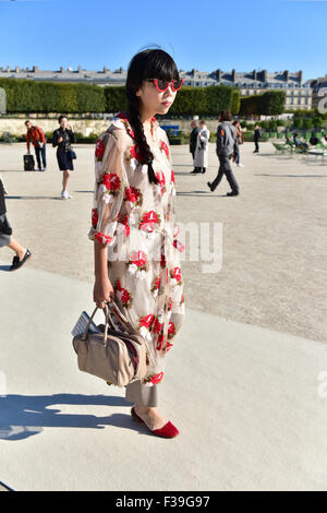 Blogger Susie Lau, de Stylebubble.co.uk, en arrivant devant la Maison Margiela montrer lors de la Fashion Week de Paris - 30 Sept 2015 - Photo : Manhattan piste/Céline Gaille ***pour un usage éditorial uniquement*** Mindesthonorar 50,- EUR/frais minimum 50,- EUR/photo alliance Banque D'Images