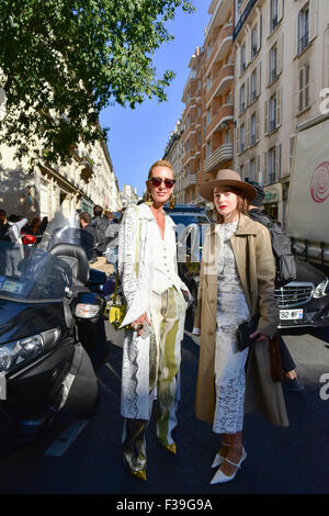 Litkovskaya styliste et designer Lily Elina Halimi posant dans la rue au cours de la Fashion Week de Paris - 30 Sept 2015 - Photo : Manhattan piste/Céline Gaille ***pour un usage éditorial uniquement*** Mindesthonorar 50,- EUR/frais minimum 50,- EUR/photo alliance Banque D'Images