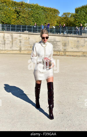 Blogger posant dehors de la Maison Margiela défilé lors de la Fashion Week de Paris - 30 Sept 2015 - Photo : Manhattan piste/Céline Gaille ***pour un usage éditorial uniquement*** Mindesthonorar 50,- EUR/frais minimum 50,- EUR/photo alliance Banque D'Images