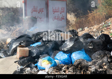 Beyrouth Liban. 2 octobre 2015. Un tas de sacs poubelles en feu en tant que résidents de Beyrouth à resort les décharges sauvages avec les municipalités locales qui luttent pour faire face à la grande quantité de déchets Les déchets qui a été l'empilage sur plusieurs semaines dans les rues de la capitale libanaise Beyrouth Crédit : amer ghazzal/Alamy Live News Banque D'Images