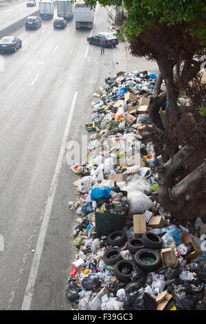 Beyrouth Liban. 2 octobre 2015. Déchets Les déchets qui a été l'empilage sur plusieurs semaines dans les rues de la capitale libanaise Beyrouth déversements sur une route que les municipalités locales luttent avec la vaste quantité de crédit : rubbis amer ghazzal/Alamy Live News Banque D'Images