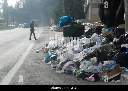 Beyrouth Liban. 2 octobre 2015. Déchets Les déchets qui a été l'empilage sur plusieurs semaines dans les rues de la capitale libanaise Beyrouth pour déversements sur une route que les municipalités locales luttent avec la vaste quantité de crédit : rubbis amer ghazzal/Alamy Live News Banque D'Images