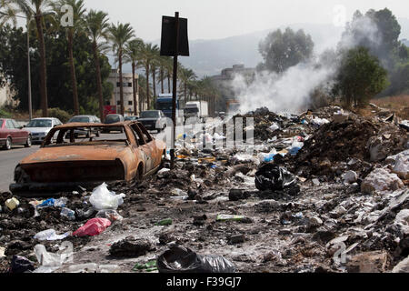 Beyrouth, Liban. 2 octobre, 2015. Les municipalités de Beyrouth cherche à faire face à la quantité de déchets d'ordures en tant que résidents resort pour les décharges sauvages et la combustion des déchets qui a été l'empilage sur plusieurs semaines dans les rues de la capitale libanaise Beyrouth Crédit : amer ghazzal/Alamy Live News Banque D'Images