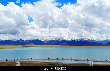 Lhassa. 2Nd Oct, 2015. Les touristes voir le Lac Namtso dans le sud-ouest de la Chine, région autonome du Tibet, le 2 octobre 2015, le deuxième jour de la Journée nationale de vacances. Crédit : Chen Quanlin/Xinhua/Alamy Live News Banque D'Images