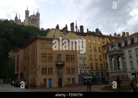 Angle de la Place Saint Jean dans le Vieux Lyon, France Banque D'Images