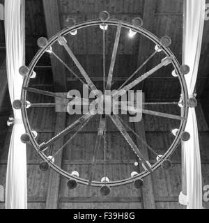 Chandelier en fer rond dans une vieille taverne. Banque D'Images