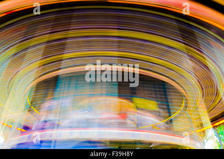 Flou de mouvement vintage merry-go-round carrousel. Banque D'Images