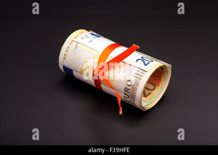 Euro argent dans un ruban rouge sur noir Banque D'Images