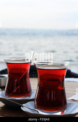 Deux tasses de thé turc sur une table à Istanbul Banque D'Images