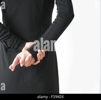 Vue arrière d'une femme avec les doigts croisés derrière retour Banque D'Images