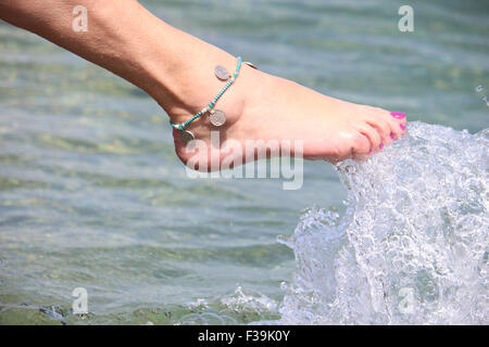 Close-up of a woman's leg les projections d'eau dans la mer Banque D'Images