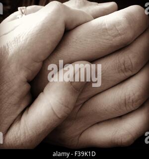 Close up of a couple holding hands Banque D'Images