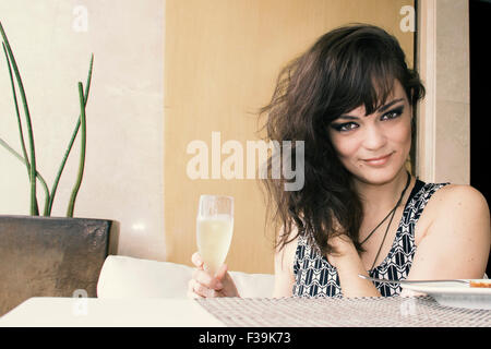 Femme tenant un verre de champagne Banque D'Images