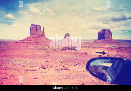 Vintage style instagram wing mirror dans Monument Valley, USA. Banque D'Images