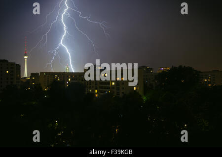 Foudre La nuit, Berlin, Allemagne Banque D'Images