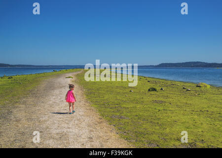 Girl walking down path Banque D'Images