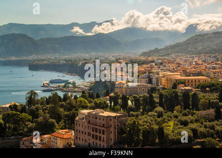 Portrait de Sorrente et la baie de Naples, avec le Vésuve en arrière-plan Banque D'Images