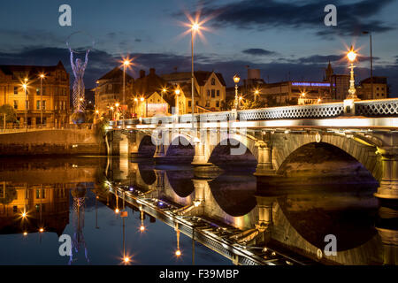 Statue de l'espoir, Lagan Bridge et ville de Belfast, County Antrim, Northern Ireland, UK Banque D'Images