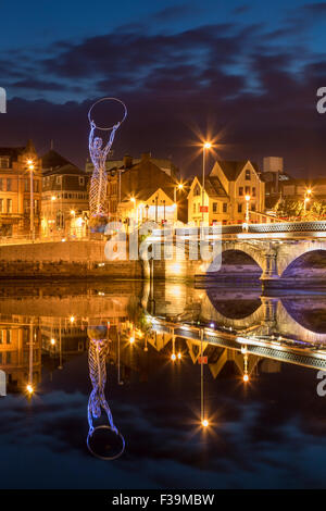 Statue de l'espoir, Lagan Bridge et ville de Belfast, County Antrim, Northern Ireland, UK Banque D'Images