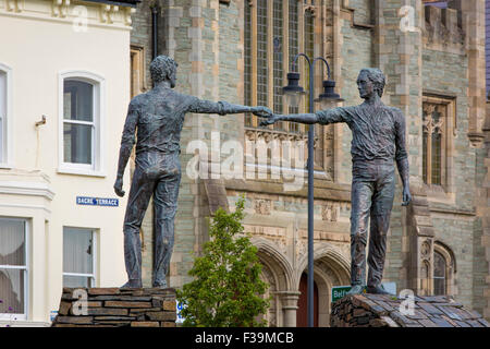 Mains à travers le Divide - peace statue par le sculpteur Maurice Harron, Londonderry/Derry, County Londonderry, Irlande du Nord, Royaume-Uni Banque D'Images