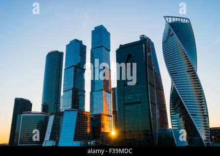 Gratte-ciel dans la ville de Moscou au coucher du soleil, la Russie Banque D'Images