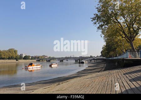 Putney, SW London, Royaume-Uni. 2 octobre, 2015. Une autre belle journée ensoleillée sur la Tamise à Putney Bridge, avec des températures qui atteignent une température de 18 degrés. Credit : Julia Gavin UK/Alamy Live News Banque D'Images