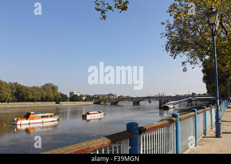 Putney, SW London, Royaume-Uni. 2 octobre, 2015. Une autre belle journée ensoleillée sur la Tamise à Putney Bridge, avec des températures qui atteignent une température de 18 degrés. Credit : Julia Gavin UK/Alamy Live News Banque D'Images