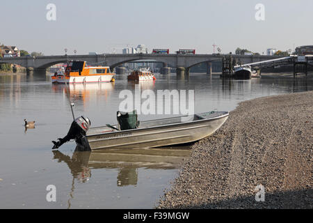 Putney, SW London, Royaume-Uni. 2 octobre, 2015. Une autre belle journée ensoleillée sur la Tamise à Putney Bridge, avec des températures qui atteignent une température de 18 degrés. Credit : Julia Gavin UK/Alamy Live News Banque D'Images