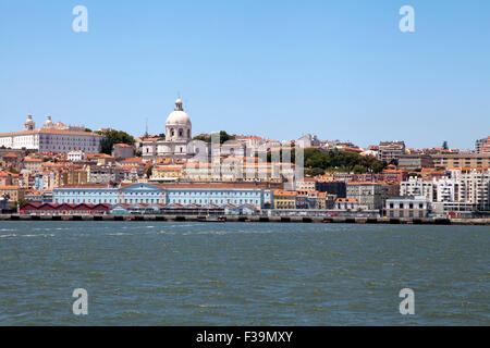 Vue de Lisbonne, capitale du Portugal, du Tage Banque D'Images